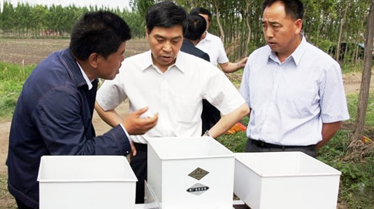 長春市農(nóng)委副主任孫長占、榆樹市市長王是非一行在我公司總經(jīng)理陪同下觀看2ZB-14型播種機現(xiàn)場演示